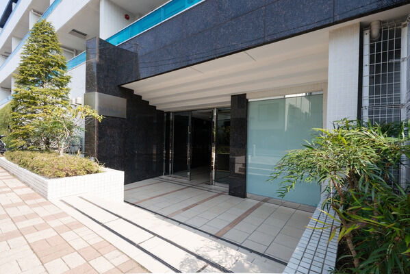 天然石とタイルが織りなす美しい迎賓空間。住まいへの期待感を高めます。		