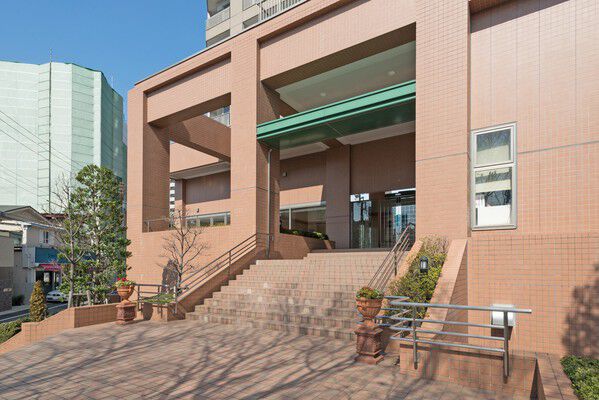 エントランスを抜けると、上質で優雅なもてなしの心が息づくホールが広がります。		