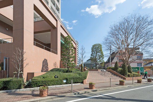 65台収容の駐車場は屋内地下に設置。大型車・ハイルーフ車用もご用意。		