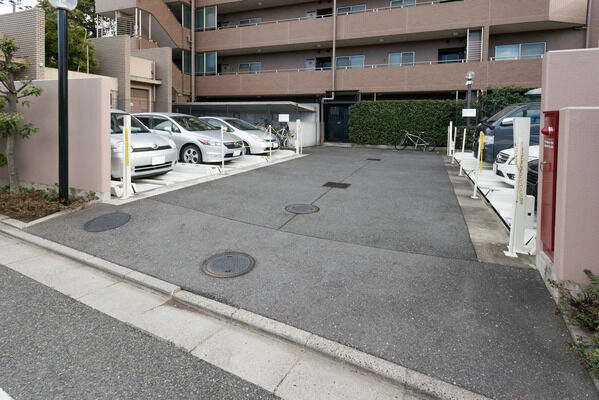 敷地内に3段式機械駐車場を設置。全戸分の駐輪場も用意しています。