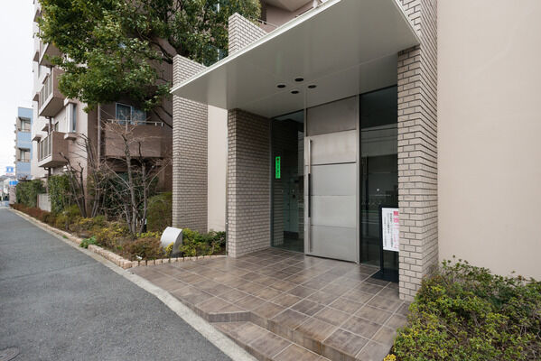 シンプルで洗練されたエントランスが、住まう人やゲストを上品に迎え入れます。