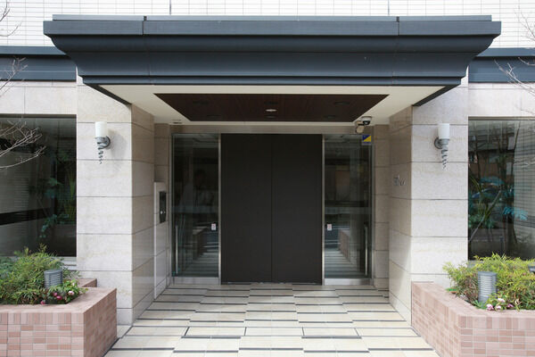 堂々としたエントランス。黒のコーニスが彩る屋根が印象的。		