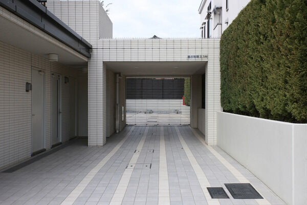 防犯性を高めるため、駐車場入口にはリモコンシステムのシャッターゲートを完備。		