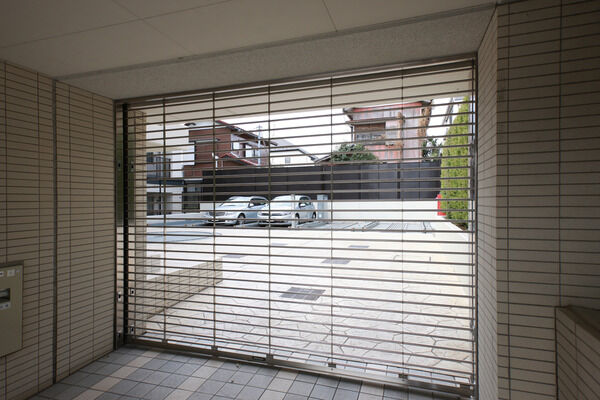 15台収容の駐車場、17台収容の駐輪場を敷地内に設置。