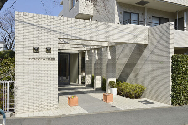 エントランスは、セキュリティにも配慮しオートロックも装備しています。		