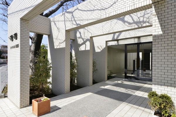 タイル貼りのエントランス。住む人々に配慮された設計になっています。		