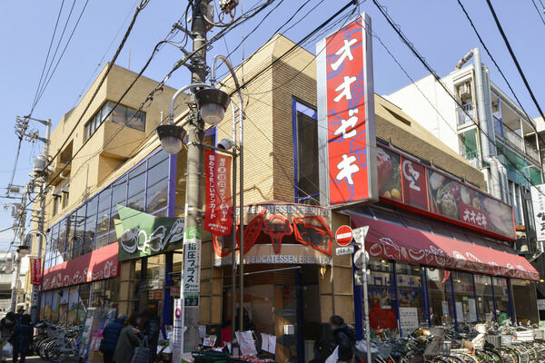 「千歳船橋」駅周辺には、さまざまな商店が立ち並びます。