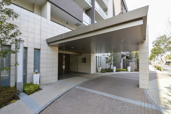 邸宅の証ともいえる車寄せを設けた格調の高さ漂うエントランス。