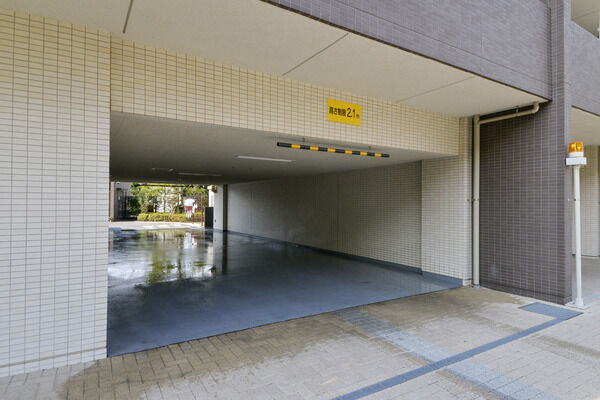 61台収容の駐車場、100台収容の駐輪場を敷地内に設置。