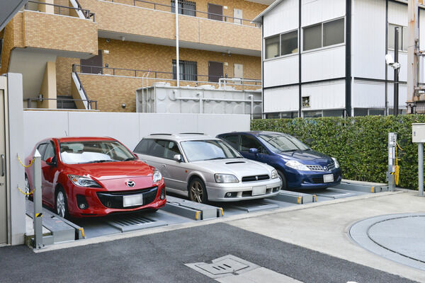 敷地内に設置された、50台収容の駐車場。