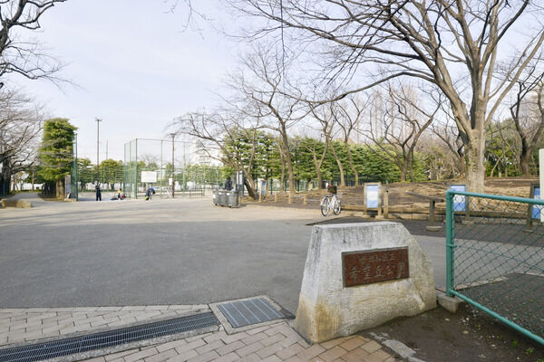 「希望丘公園」までは、約500m（徒歩6分）。