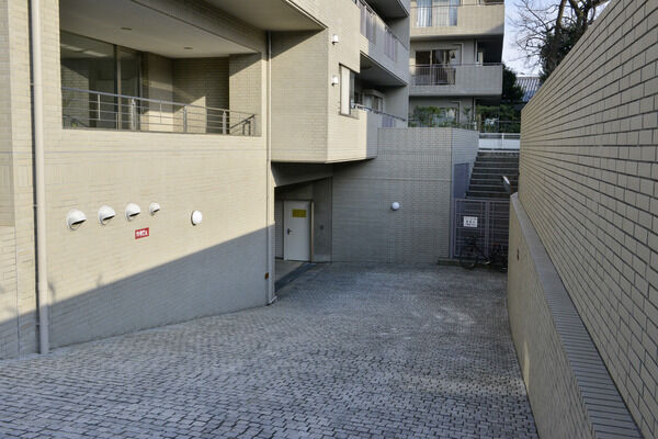 地下には、27台収容の駐車場、27台収容の駐輪場を設置。