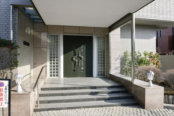 御影石と木製のドアで高級感を演出したエントランス。