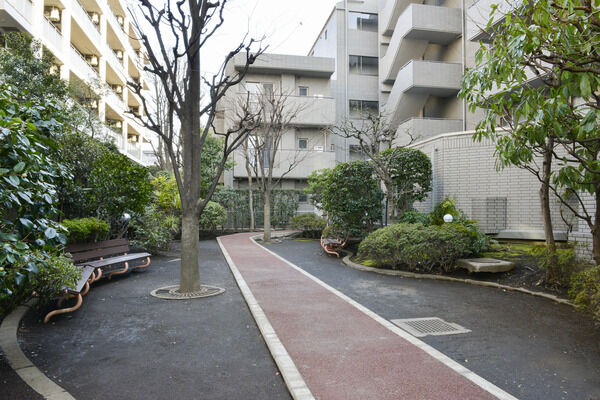 敷地内に公園を設け居住者の生活に潤いを与えます。