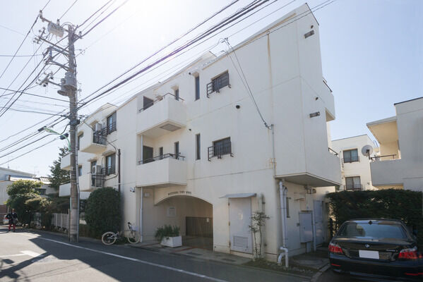 【松原タウンホーム】ホワイトのブロックを組み合わせたようなフォルムが印象的です。