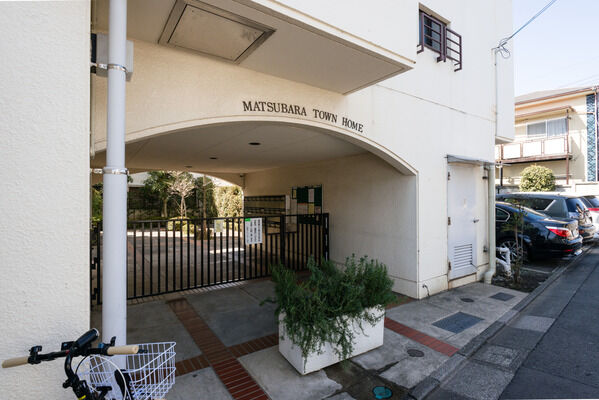 柔らかなアーチを描くエントランスゲートが住まいへの期待感を高めます。