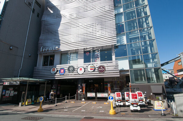 明大前駅直結の複合施設「フレンテ明大前」までは約750m（徒歩9分）。