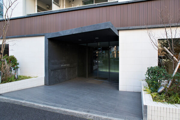 エントランスとエレベーター前ラウンジに、2重でオートロックを設けています。		