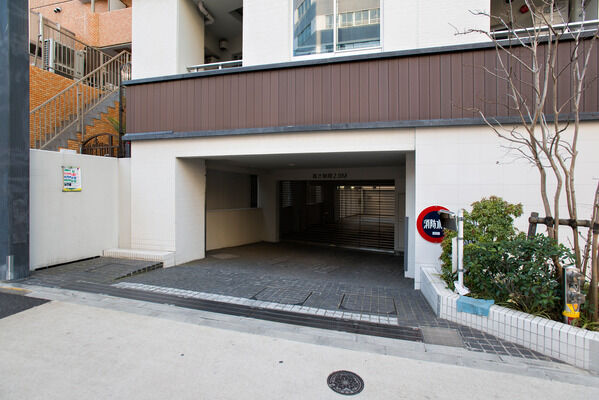 電動シャッター付、12台収容の駐車場を敷地内に設置。