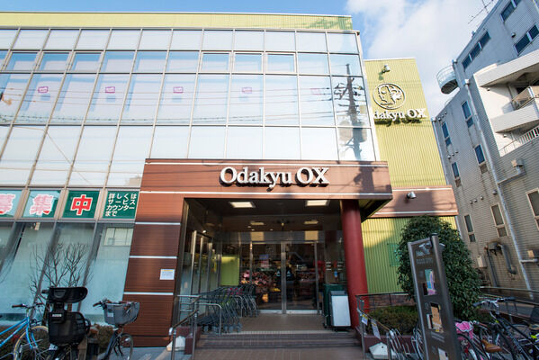 深夜まで営業している「odakyuOX池尻店」まで約230ｍ（徒歩3分）。		