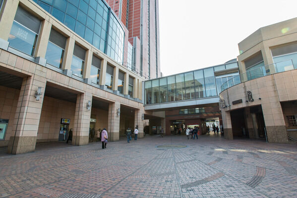 三軒茶屋の街並みには、古き良き店舗と都会的な雰囲気が同居。		