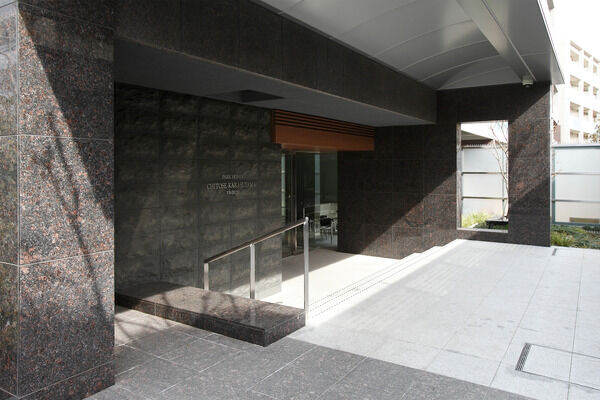 素材と質感を活かした、格調高いエントランスが特徴的です。