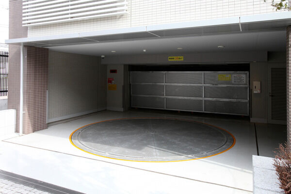 12台収容の駐車場は、ターンテーブルを設置。