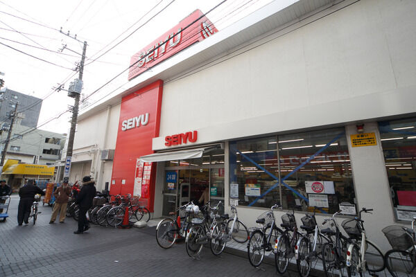 「西友烏山店」までは約470m（徒歩6分）。