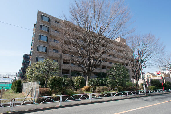 【パークハイム用賀南】ケヤキやモクセイ、ヤプ椿などの樹木がさわやかな表情を添えています。		