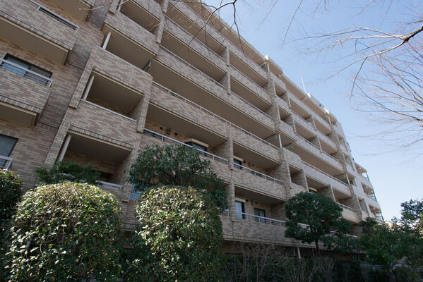 【パークハイム用賀南】緑とマッチし、ステータスを象徴する格調高い外観。		