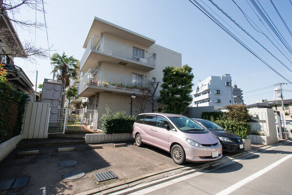 【パークハイム用賀一丁目】緑ゆたかな落ち着いた街並みの中にとけ込む外観。		