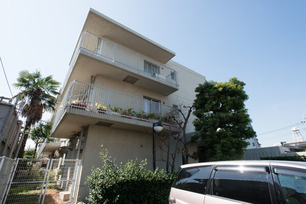 【パークハイム用賀一丁目】1階8戸は芝生を張った専用庭を備えています。		