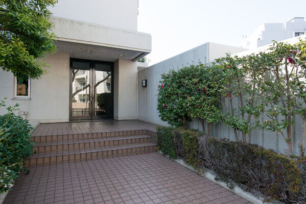 シンプルな美しさが魅力のエントランス。		