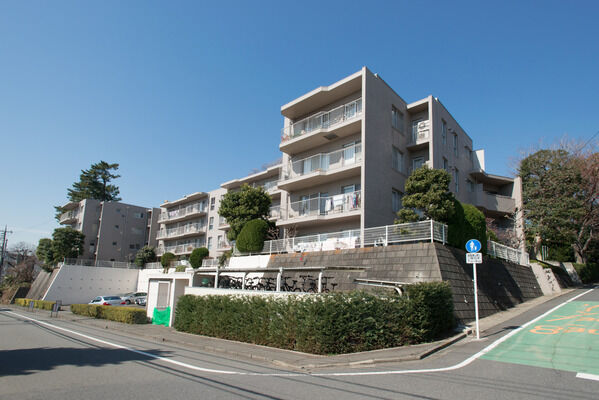 【パークハイム用賀】しっとりと落ち着いたベージュの外観が、街並みに溶け込みます。