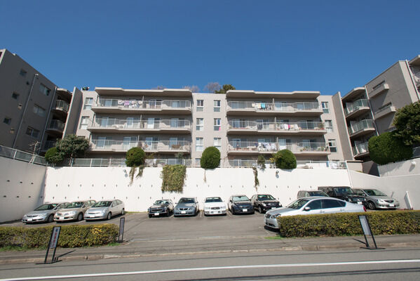 【パークハイム用賀】低層4階建て、総戸数38戸。H型の瀟洒な建物です。		