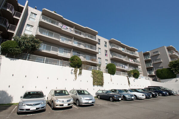 【パークハイム用賀】マンション南側に18台収容の平面駐車場と駐輪場を用意。		