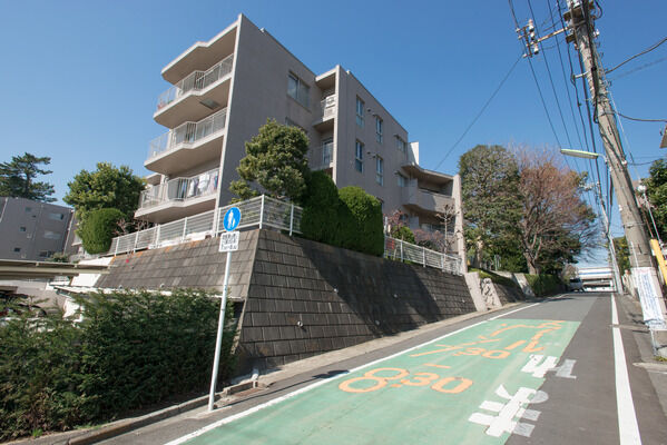 【パークハイム用賀】敷地は南下がりの傾斜地。南側道路から約5mの高低差があります。		