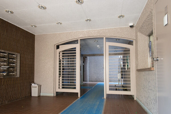 エントランスホール。シンプルながら管理が行き届いた様子がうかがえます。		