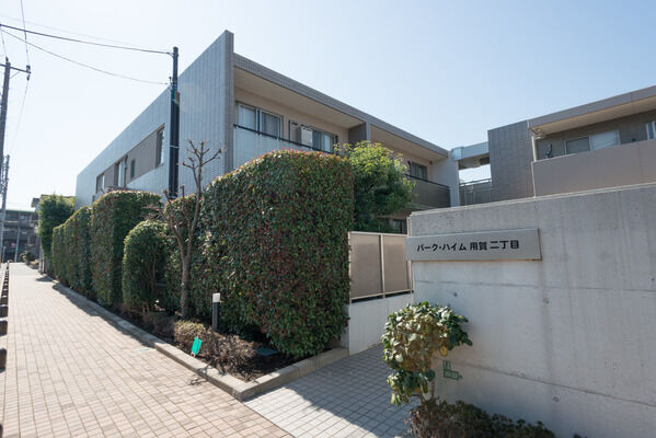 【パークハイム用賀2丁目】シンプルながら格調高い、プライバシーに配慮したエントランス。		