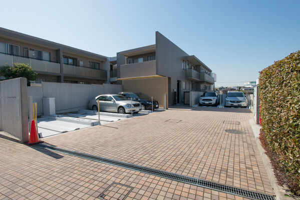 18台収容の駐車場、22台収容の駐輪場を敷地内に設置。