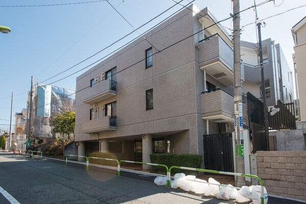 【パークハイム用賀台】モニュメント風の円柱がシンボル的に並びます。