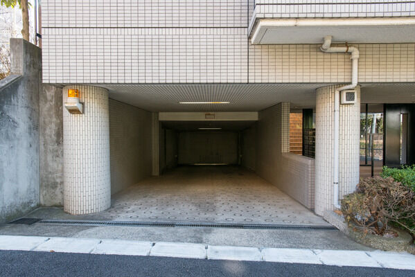 【パークハイム用賀台】敷地内にある駐車場へのゲート。収容台数は、18台。