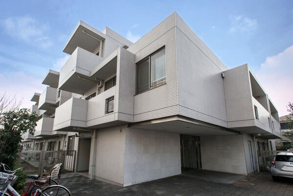 【用賀パークホームズ】柔らかな陰影を放つシルキータッチの外壁タイル。		