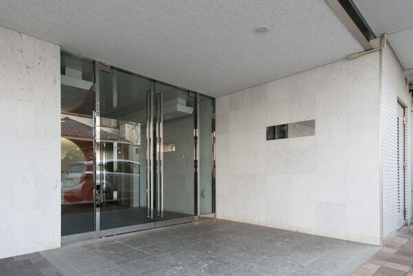 【用賀パークホームズ】プライバシーと安全性を確保するオートロックシステム。		