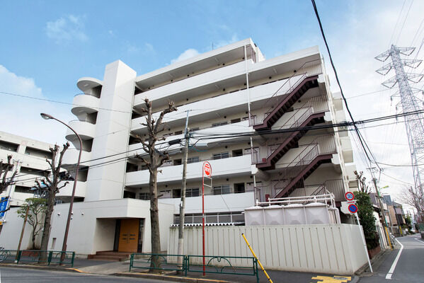 【パークハイム三軒茶屋】6階建の建物はエレベーター付き、総戸数29戸。 【パークハイム三軒茶屋】6階建の建物はエレベーター付き、総戸数29戸。