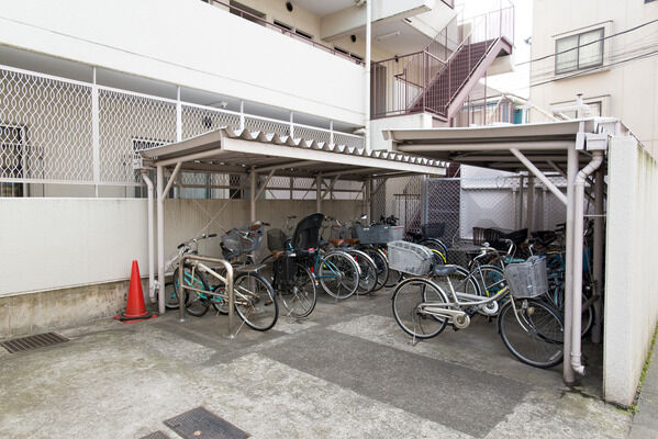 駐車場は1台、庇付きの駐輪場も設置している。		