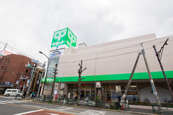 「サミットストア代沢十字路店」までは約220m（徒歩3分）。