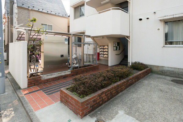 住戸への階段は２ヶ所に設置。住まいの独立性を高めています。		