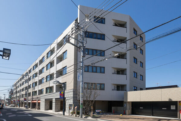 【パークリュクス初台】敷地西側は「第一種低層住居専用地域」に隣接。開放的なロケーションです。		