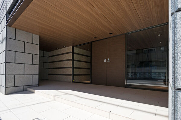 優しい表情を醸し出すドアの先は、二層吹き抜けのエントランスホールが広がります。		